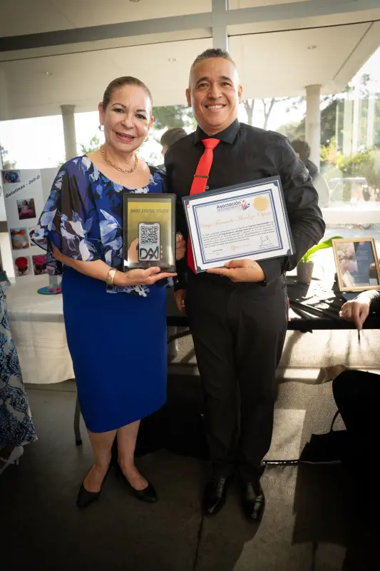 Diego Fernando Mendoza Ospina junto a Mónica Robles, presidenta y fundadora de la Asociación de Emprendedores, en el marco del desarrollo empresarial de su estudio de diseño web DAM7 Digital Studio.